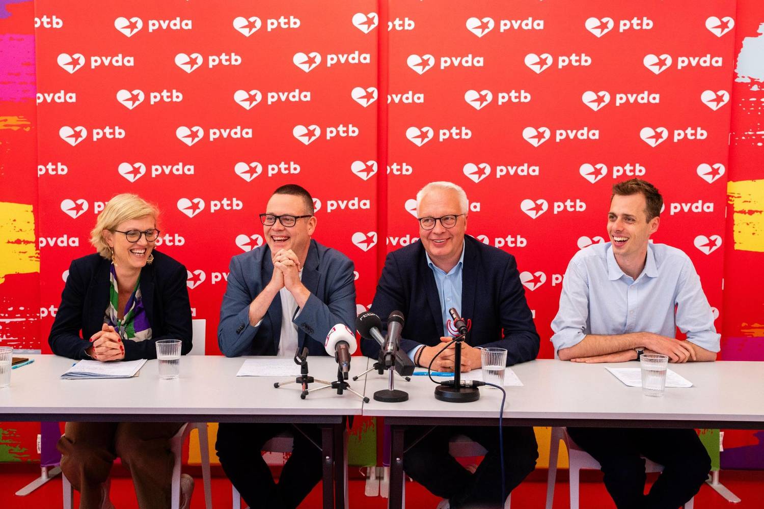 Sofie Merckx, Raoul Hedebouw, Peter Mertens et Jos D'Haese assis lors de la conférence de presse du PTB le 10 juin 2024.