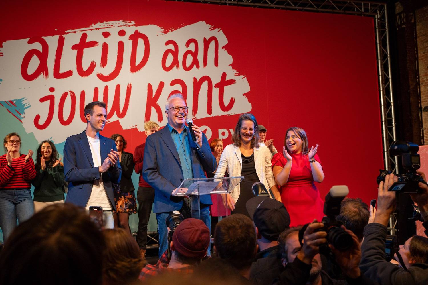 Jos D’Haese, Peter Mertens, Anne Delespaul et Manal Toumi sur un podium lors d'une soirée du PTB à Anvers.