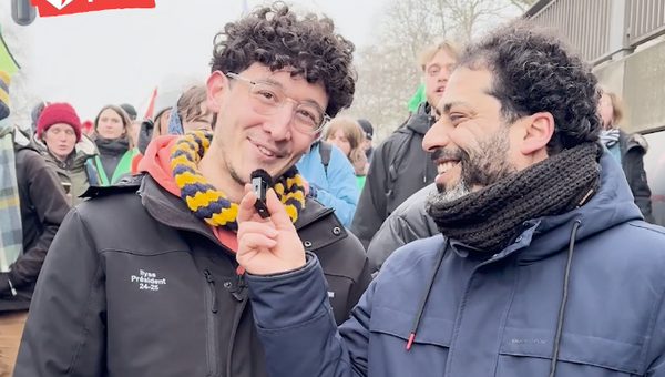 Nabil Boukili interviewe un jeune manifestant le 13 février