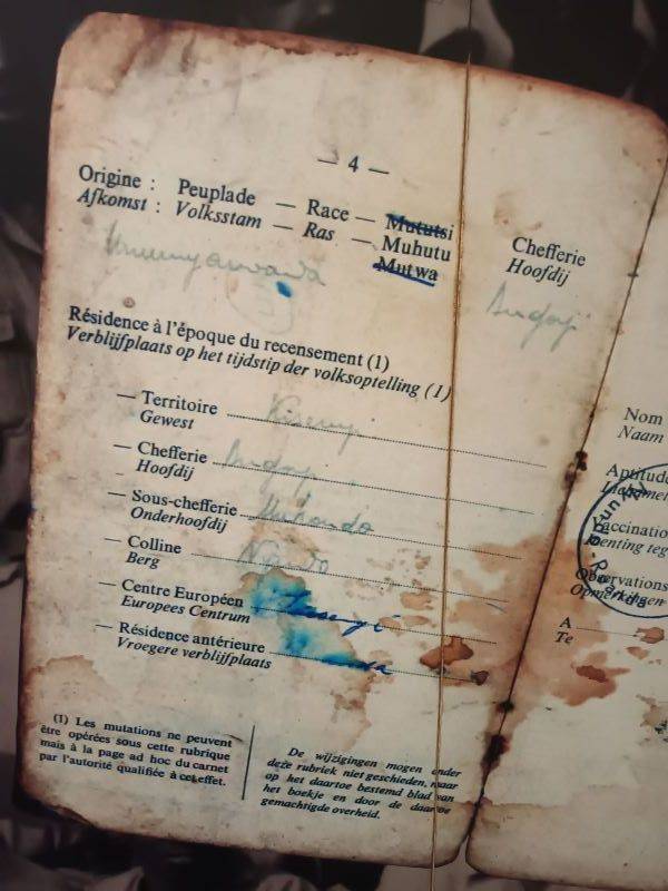 Reproduction, au Mémorial du génocide de Kigali, d’une carte d’identité « ethnique » introduite par l’administration belge, mentionnant si son détenteur est Hutu, Tutsi ou Twa. 