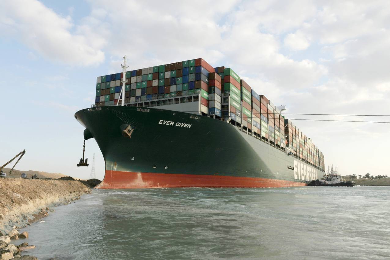 Le 23 mars, le porte-conteneurs Ever Given s’échoue dans le canal de Suez. Les voies de transport internationales sont fortement perturbées. (Photo Belga)